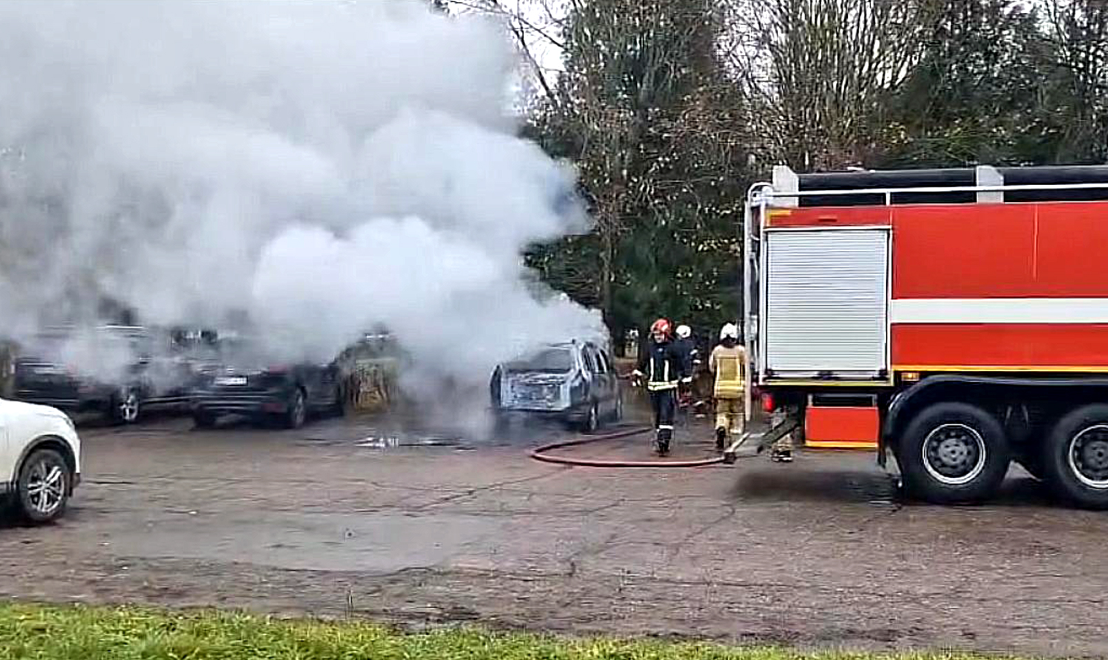 Gaisras automobilių stovėjimo aikštelėje