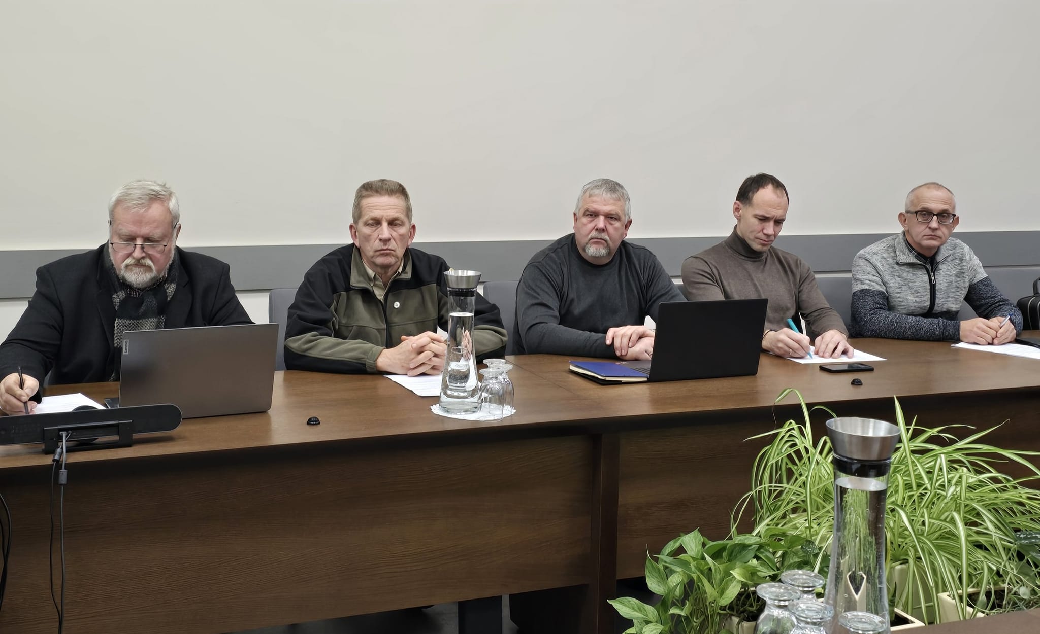 Seniūnų svajonės: nuo kondicionieriaus ir vandens filtro iki naujo traktoriaus ir vaizdo stebėjimo kamerų