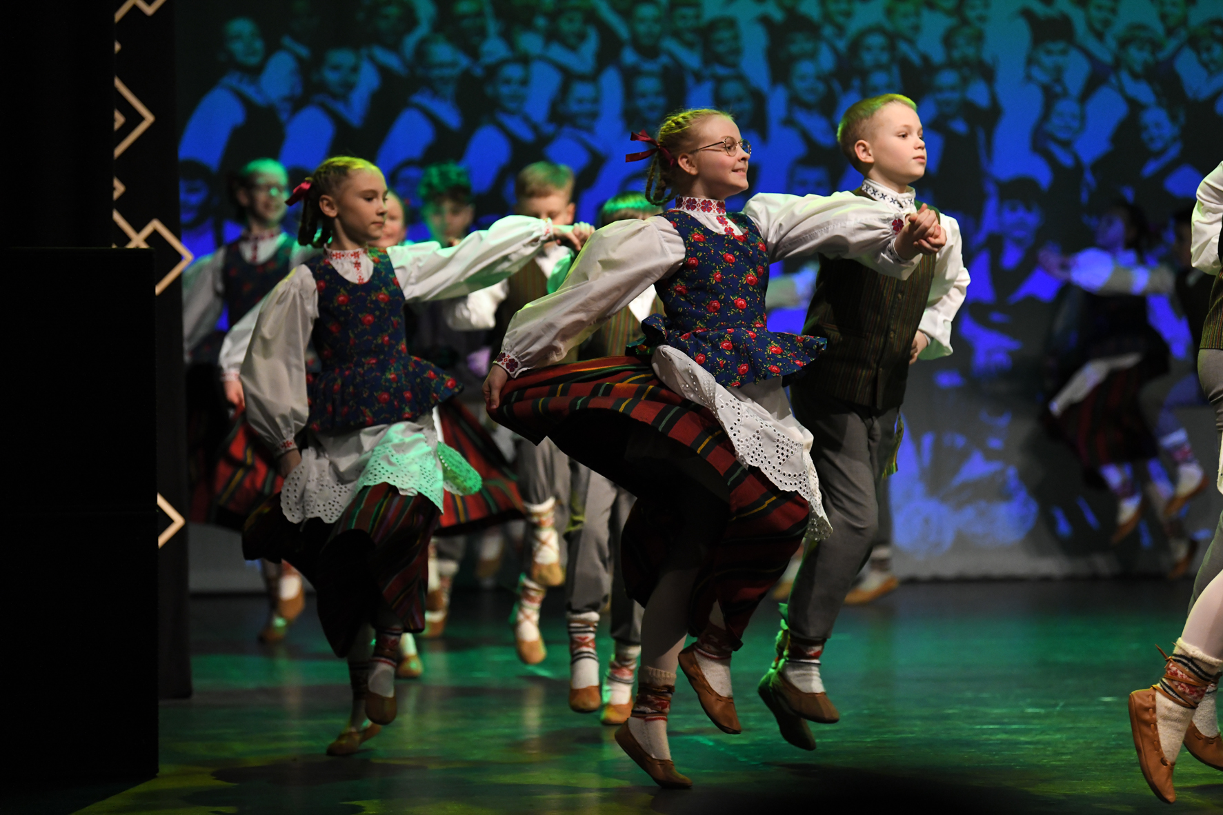 Liaudies šokio šventėje Plungės kultūros centre – daugiau kaip 400 dalyvių!