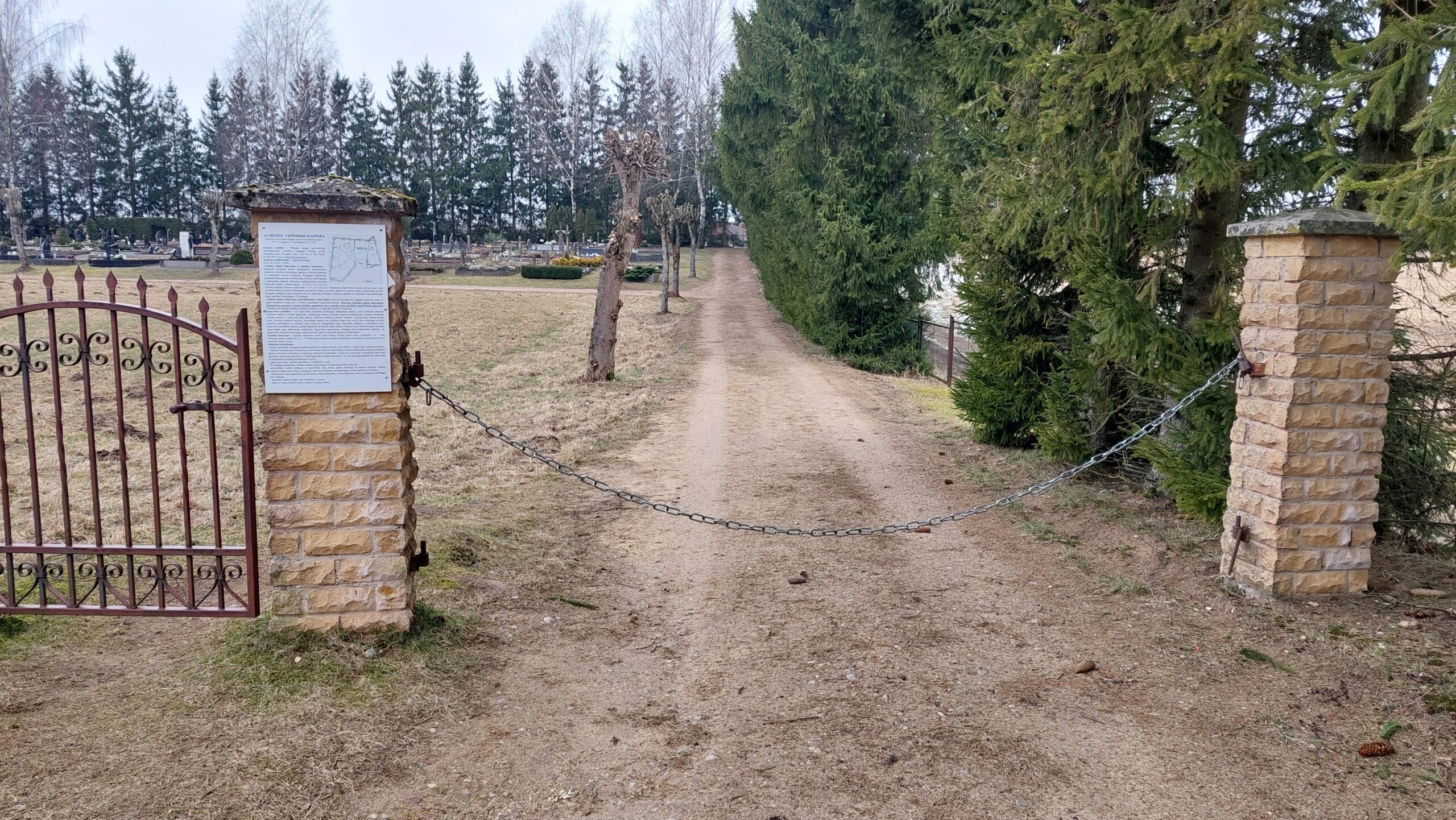 Senjorą nemaloniai nustebino užrakinti kapinių vartai