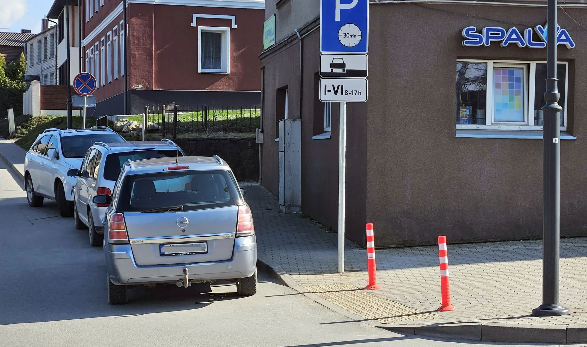 Au­to­mo­bi­lių stovėjimo lai­ko ribojimas: vers­li­nin­kai pa­ten­kin­ti, o vairuotojai?