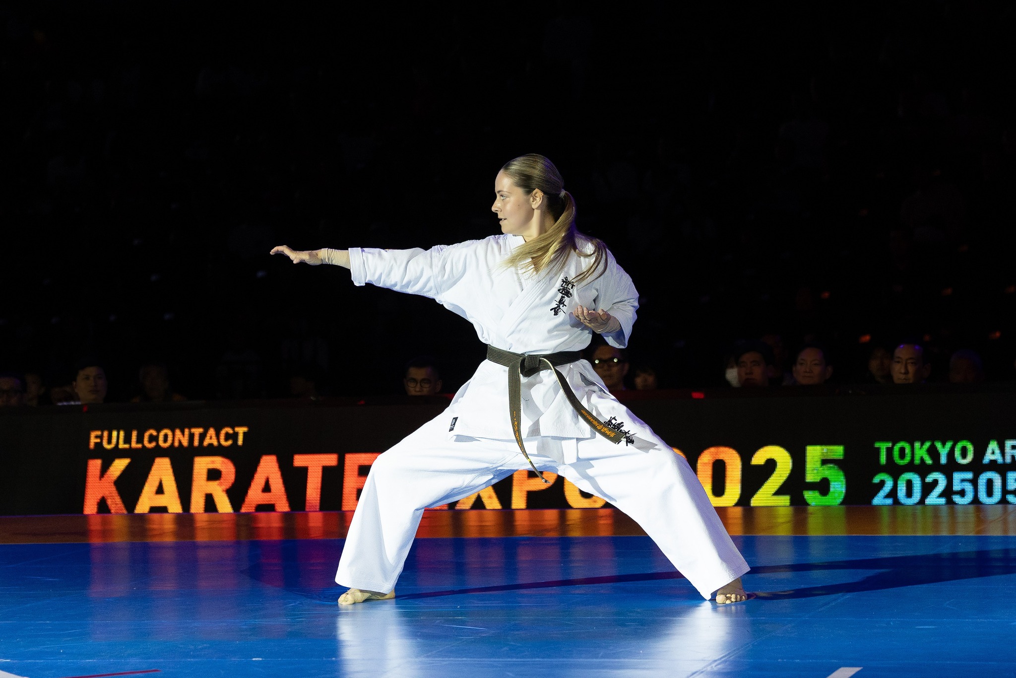 Pasaulio kyokushin karatė čempionatas prasidėjo plungiškės pasirodymu