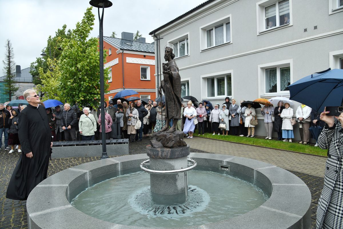 Plungę nuo šiol globos ir šv. Jonas Krikštytojas
