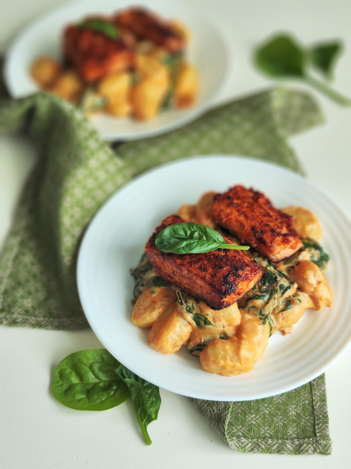 Gnocchi su raudonuoju pesto ir lašiša