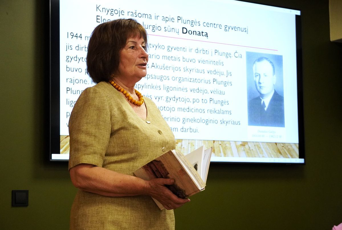 Knygoje – kelias kartas plungiškių priėmusio gydytojo šeimos istorija