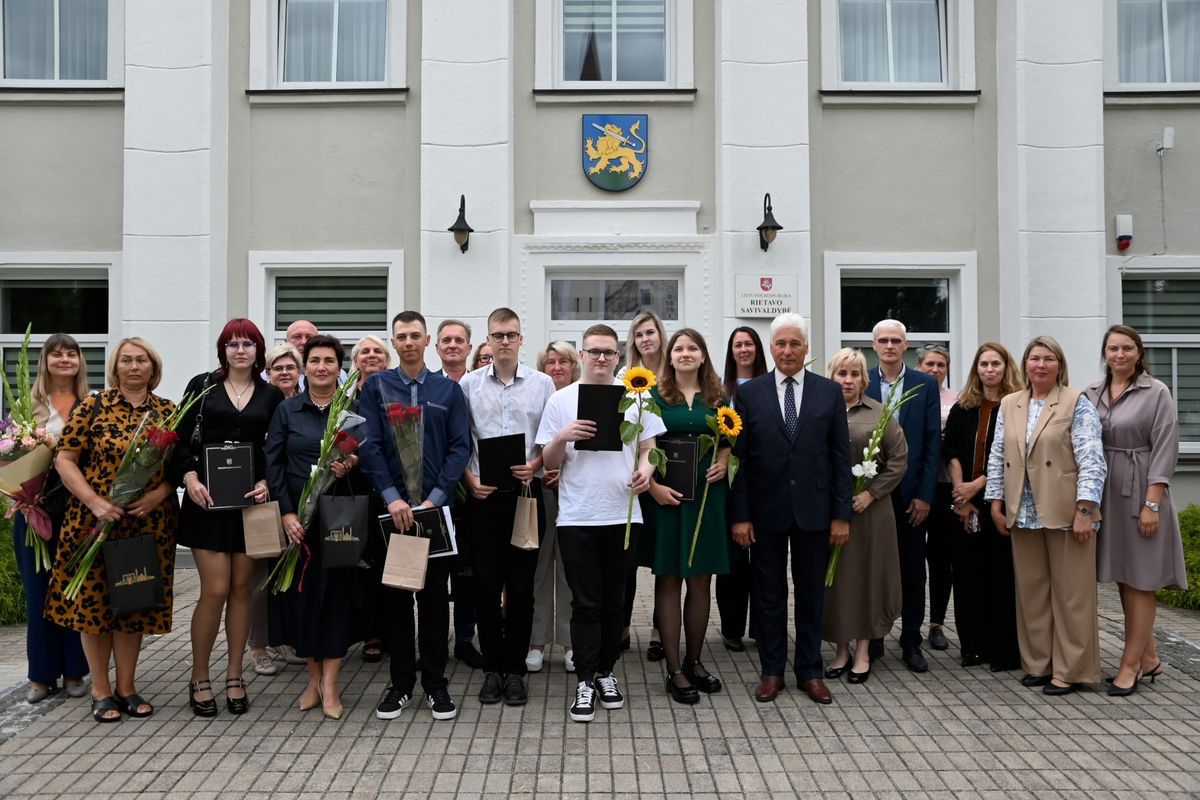 Stropiausiems Rietavo abiturientams įteiktos padėkos