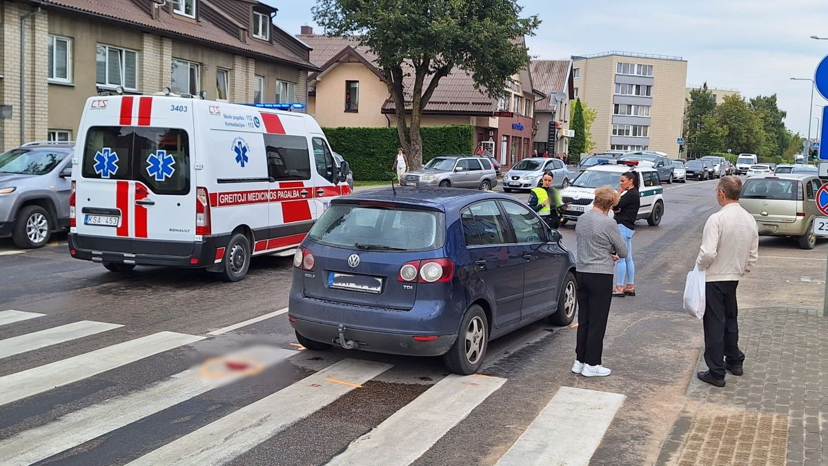 Perėjoje partrenkta moteris (video)