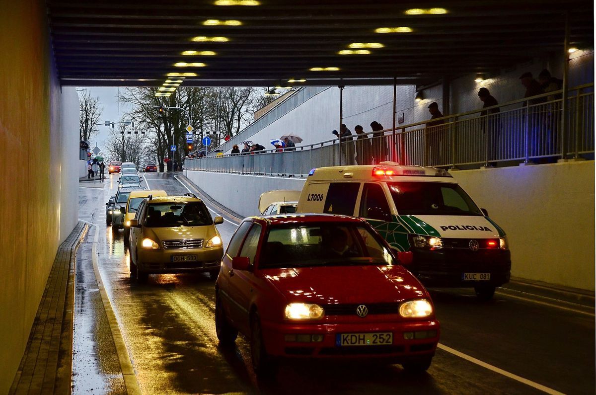 Tunelyje – pavojingai pakibusi lempa