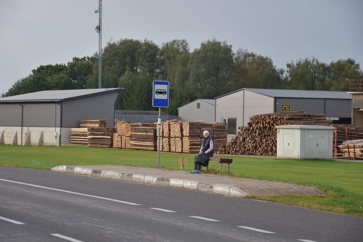 Vietoj pastogės nuo lietaus – skėtis rankoje