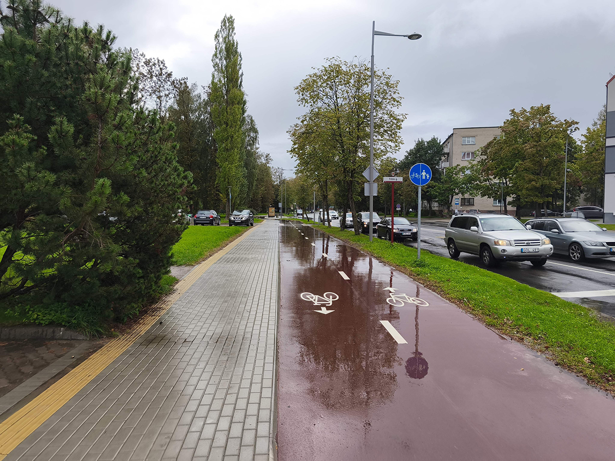 At­lie­kas pa­klo­jo į dvi­ra­čių ta­ką