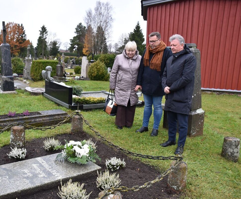 Aplankė nusipelniusių kraštiečių kapus