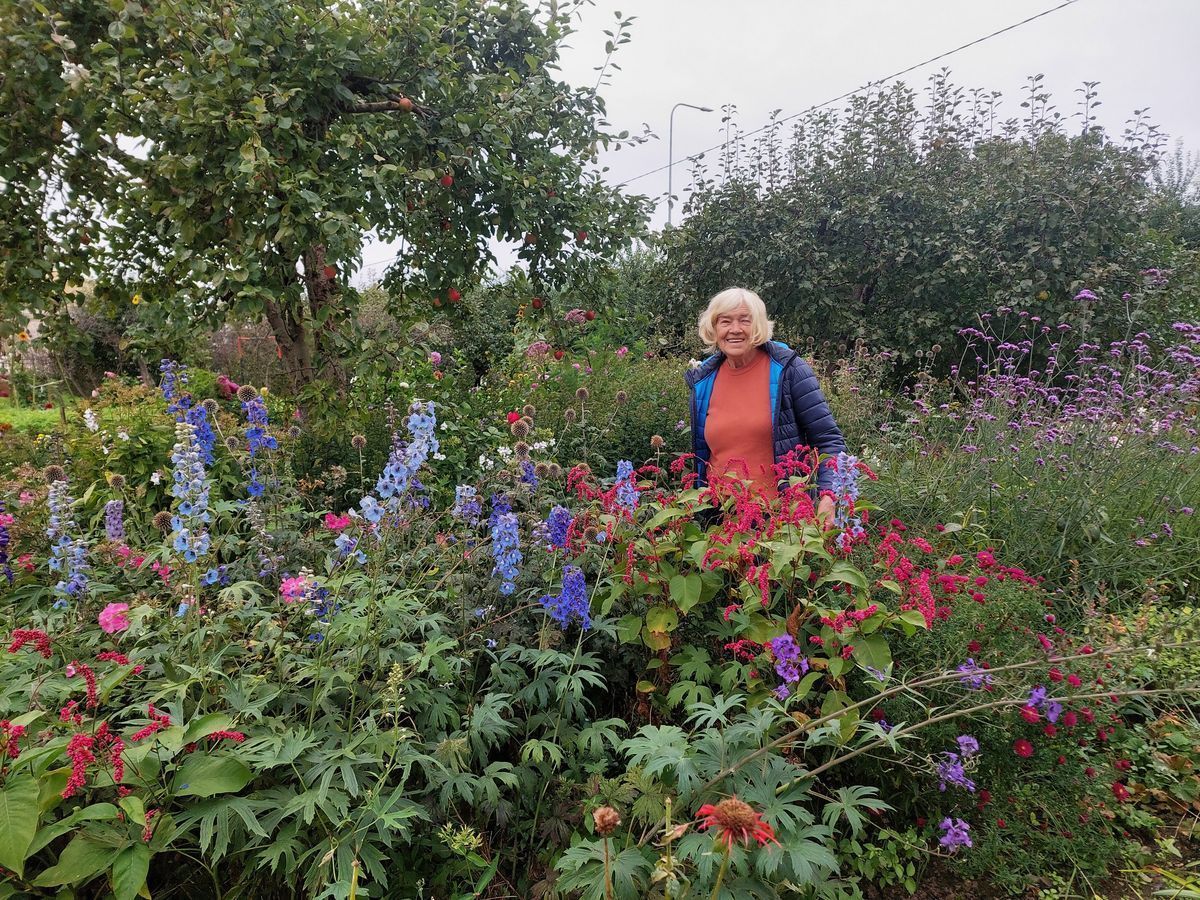 Laiminga tarp gėlių ir žmonių