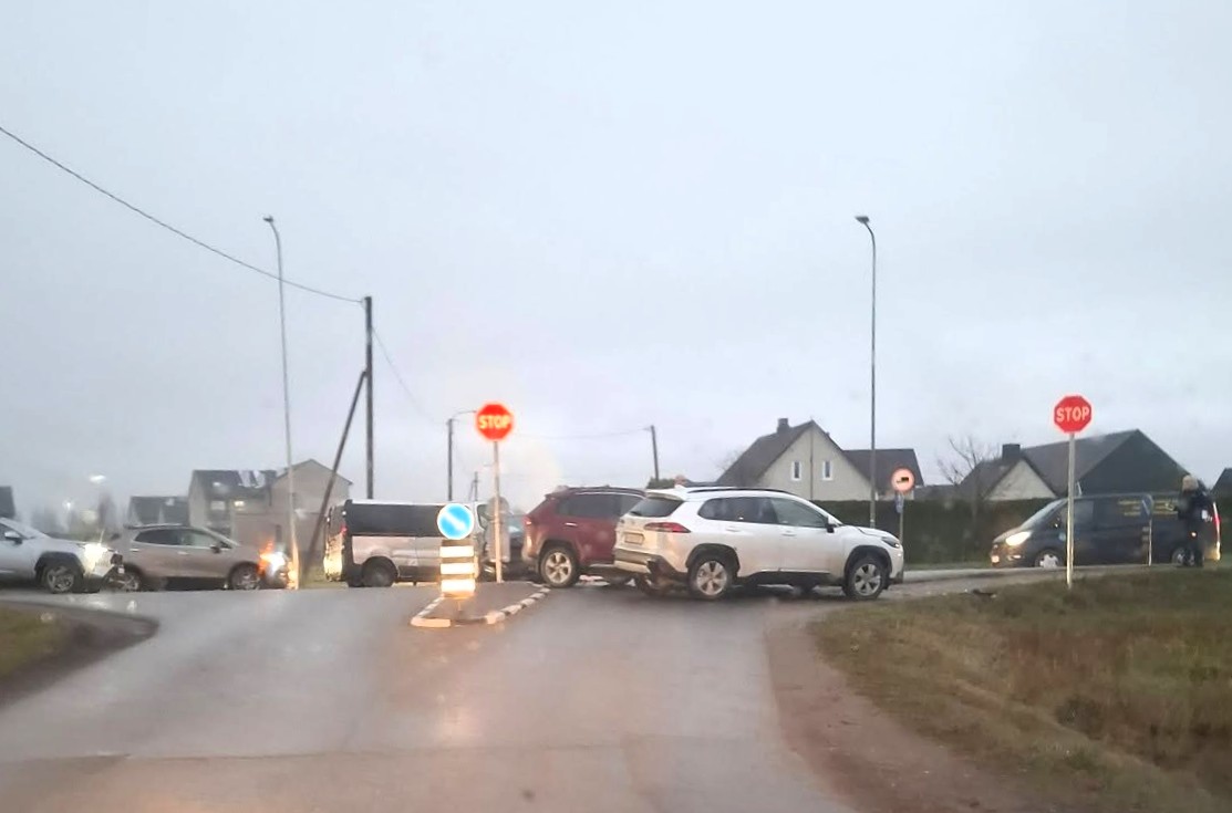 Susidūrė trys automobiliai