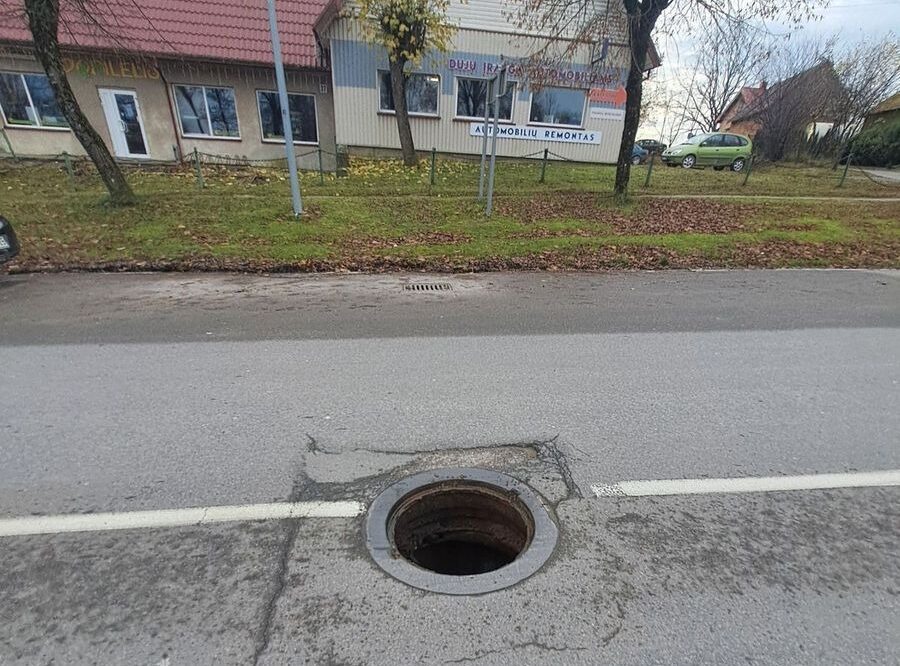Birutės gatvėje – praviras kanalizacijos šulinys