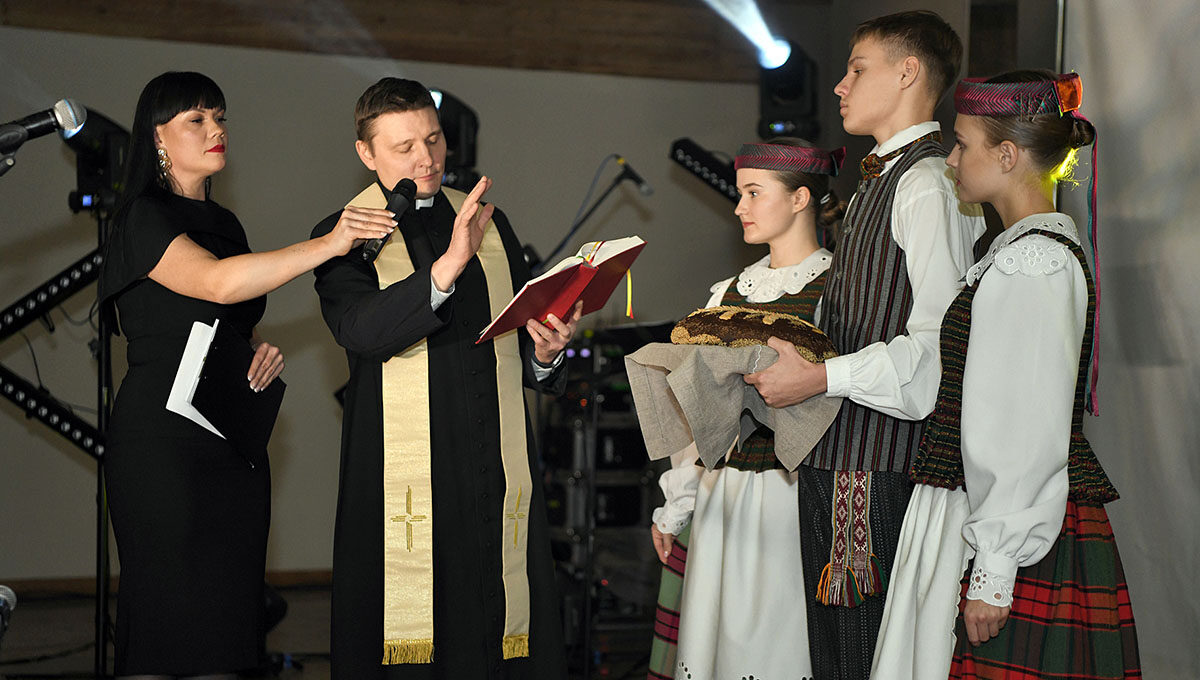 „Mes ži­no­me, kad po lie­taus vi­sa­da atei­na gied­ra“