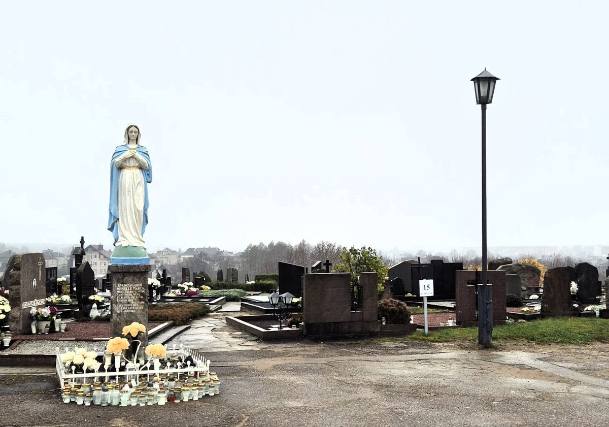 Vietoj šviestuvo kapinėse – koja įtvare