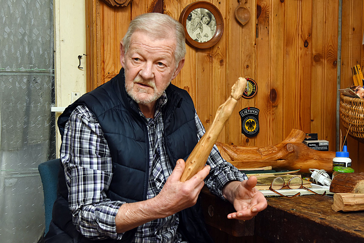 Tau­to­dai­li­nin­kas, ku­rio ran­kos kve­pia ka­da­giu