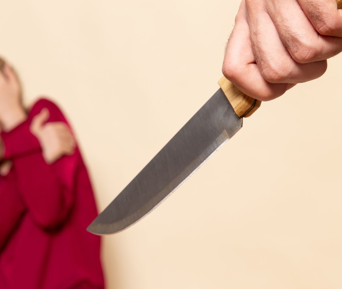 Peiliu puolė mamą ir močiutę