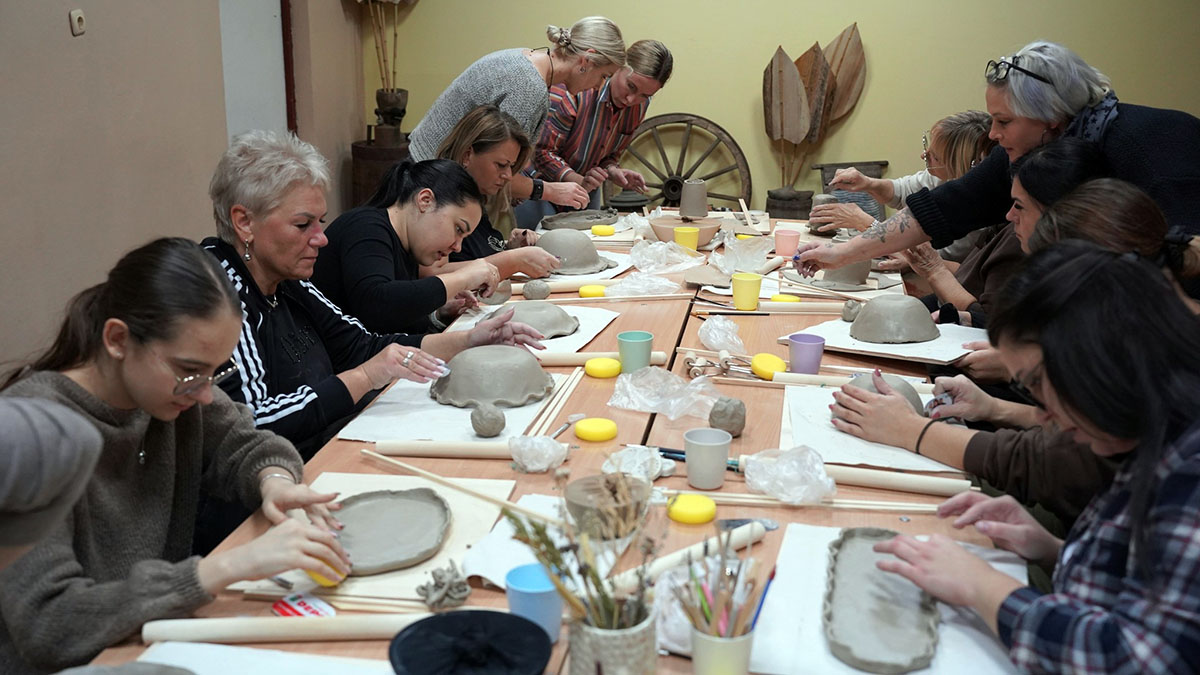 „Keramika moko kantrybės“