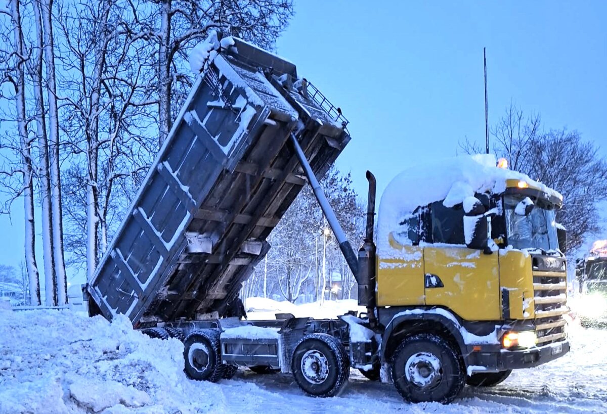Iš pagrindinių gatvių vežamas sniegas