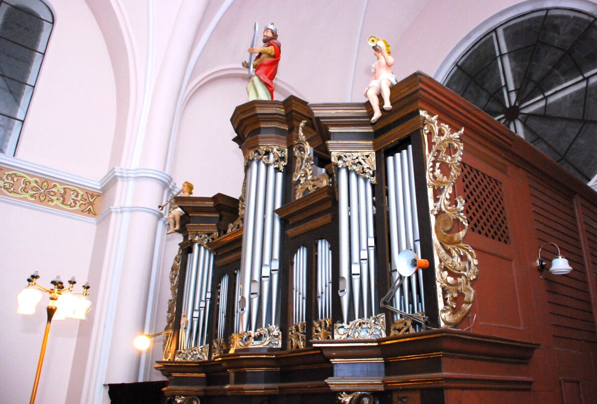 Plun­gės baž­ny­čiai ieš­kos nau­jų var­go­nų