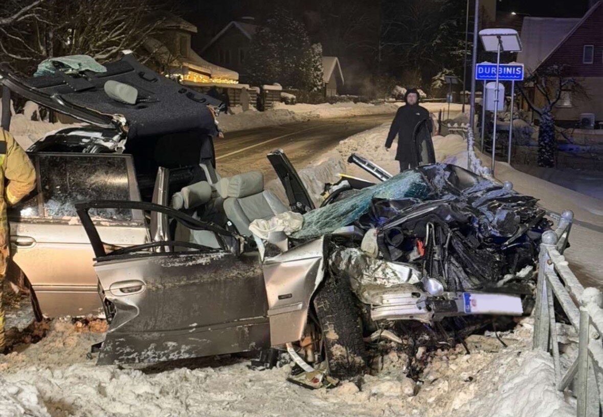 Skau­di ava­ri­ja Tel­šiuo­se: be tei­sės vai­ruo­ti ir di­de­liu grei­čiu