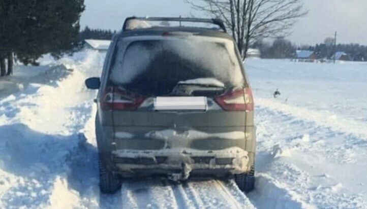Nenuvalytame kelyje paliko apgadintą automobilį