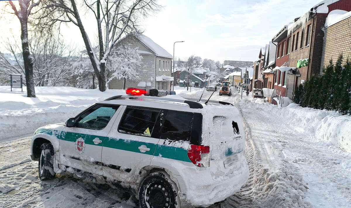 Plungėje dėl sniego – ekstremali situacija