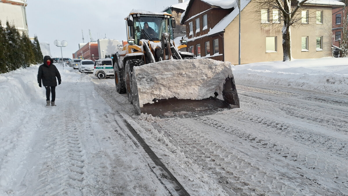 Kova su sniegu tęsiasi, bet situacija išlieka sudėtinga