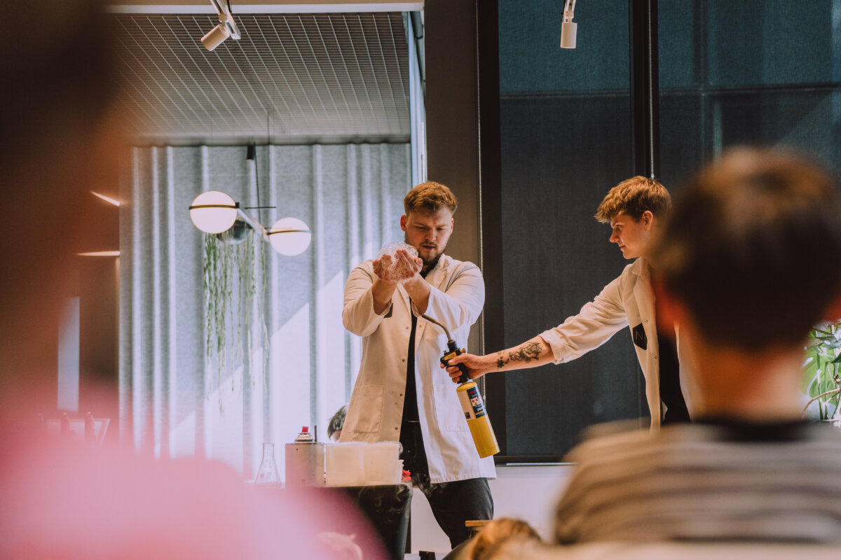 Moks­las be nuo­bo­du­lio: jau­no­jo fi­zi­ko eks­pe­ri­men­tų ma­gi­ja