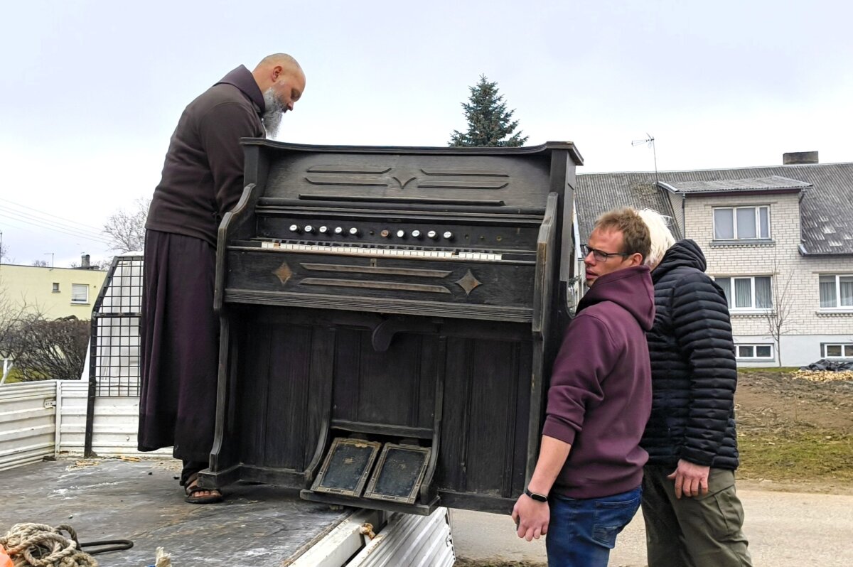 Pa­ku­tu­vė­nų pa­ra­pi­jos do­va­na Kre­tin­gos mu­zie­jui