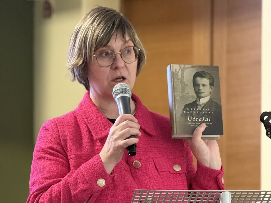 Ge­ni­jaus še­šė­ly­je ar ge­nia­lu­mo švie­so­je?