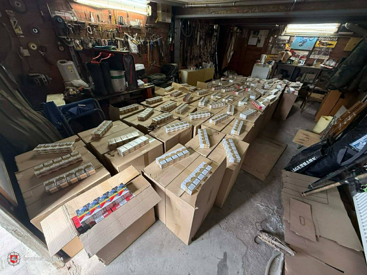 Gyvenamojo namo rūsyje – 32 tūkst. pakelių kontrabandinių cigarečių