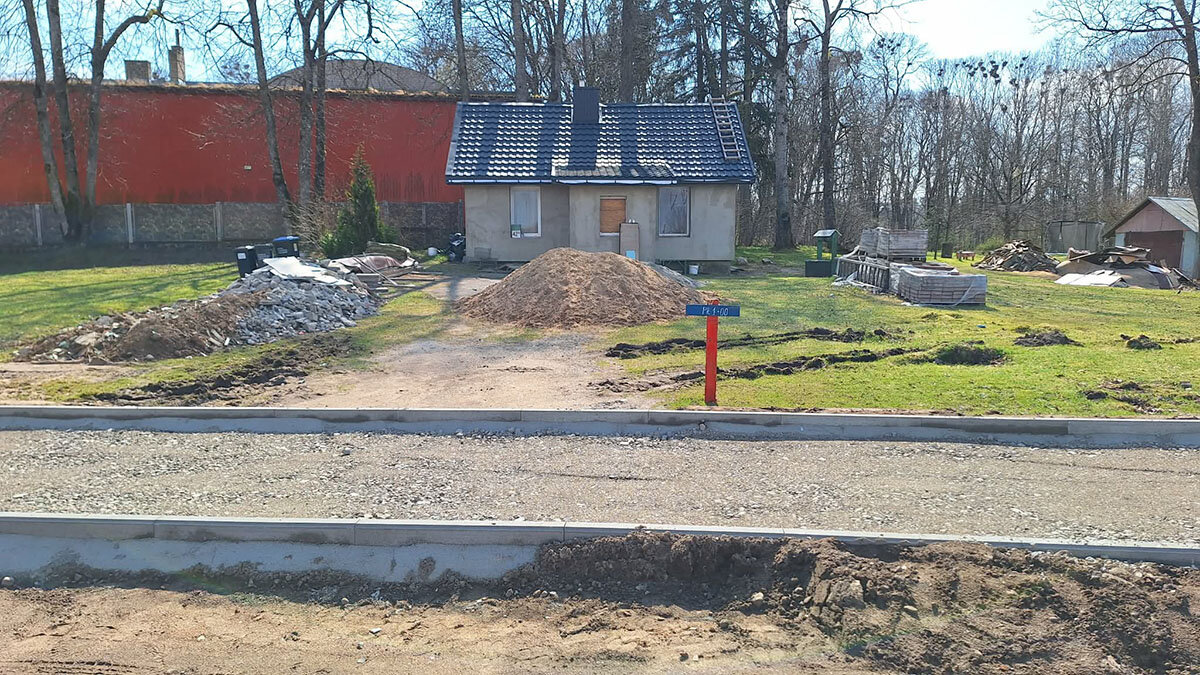 Sto­ties gat­vės bė­dos: „pa­ki­bęs“ dvi­ra­čių ta­kas, kie­mas be įva­žos…