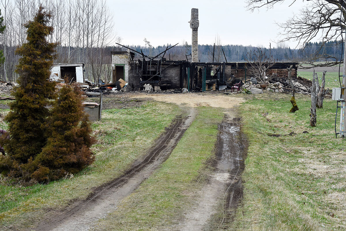 Su­kė­lęs gais­rą be na­mų pa­li­ko ma­mą ir bro­lį