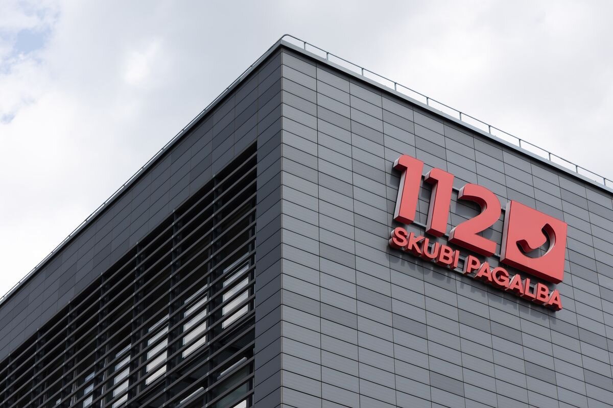 Liepsnos pasiglemžė malkinę ir garažą