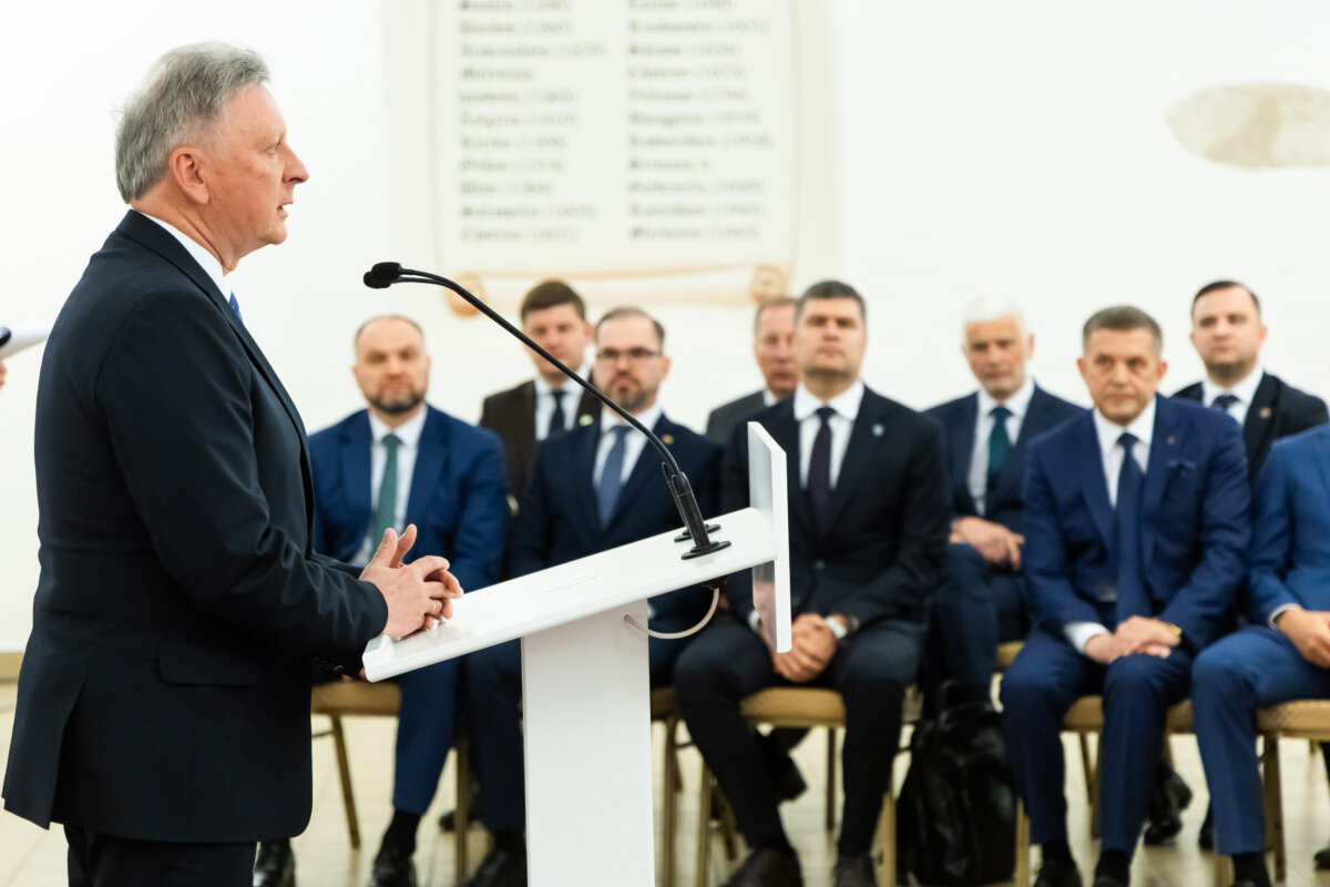 Me­rai skun­džia­si per ma­žais at­ly­gi­ni­mais