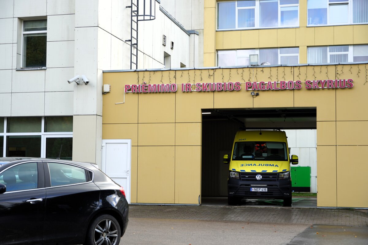 Plun­gės li­go­ni­nės va­do­vas: „Vai­kų mes tu­ri­me, bet kur ras­ti pe­diat­rų?“
